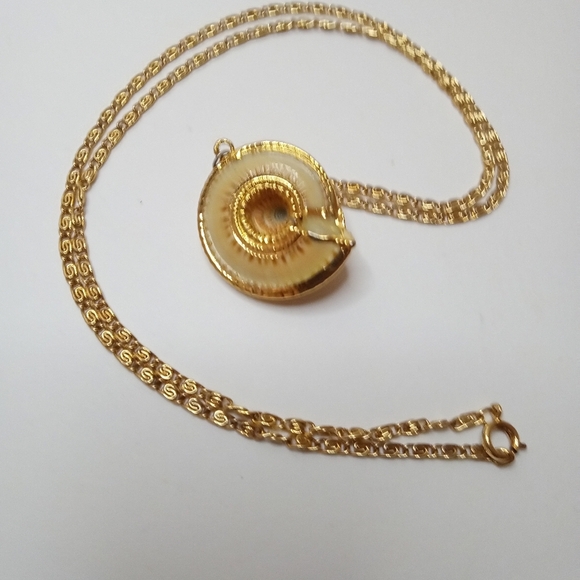 Vintage Shell Necklace Gold-Tone Chain Sundial Pendant Beach Jewelry 24" - Picture 4 of 5